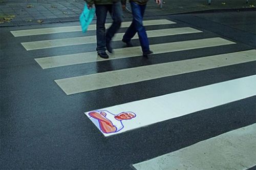 Нетрадиционная реклама на пешеходном переходе