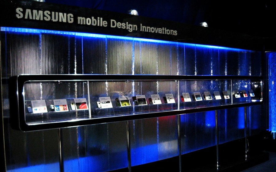 Оригинально оформленный стенд Samsung Mobile